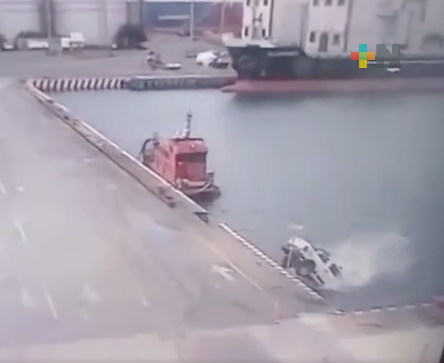 En recinto portuario, camioneta del SAT se fue al mar